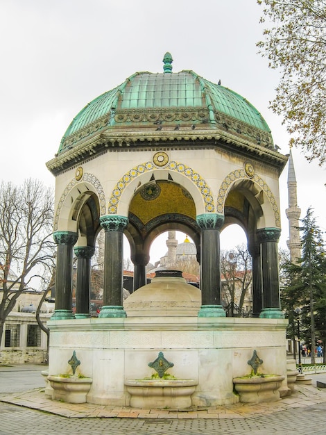 Source d'eau sur la place à Istanbul