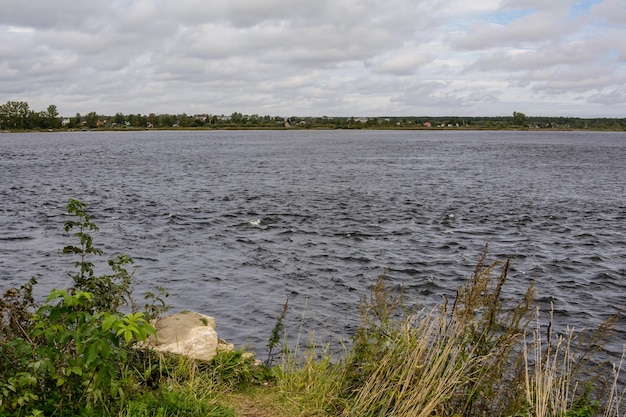 La source de la Neva. gros nuages gris. Lac Ladoga sévère.