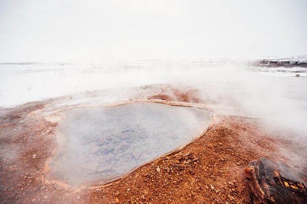 Photo source thermale dans la vallée de haukadalur zone géothermique de geysir hiver islande