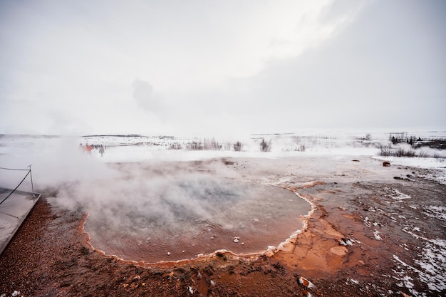 Source thermale dans la vallée de Haukadalur Zone géothermique de Geysir hiver Islande