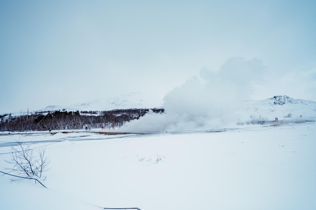 Source thermale dans la vallée de Haukadalur Zone géothermique de Geysir hiver Islande