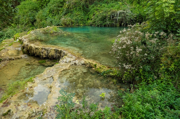 Des sources chaudes sur la rivière Ebro à Orbaneja del Castillo