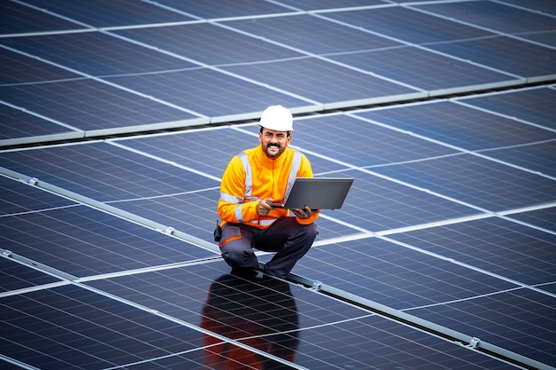 Sources d'énergie renouvelables et ingénieur solaire vérifiant les panneaux photovoltaïques et la production d'électricité