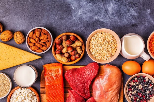 Sources de protéines saines - viande, poisson, produits laitiers, noix, légumineuses et céréales.