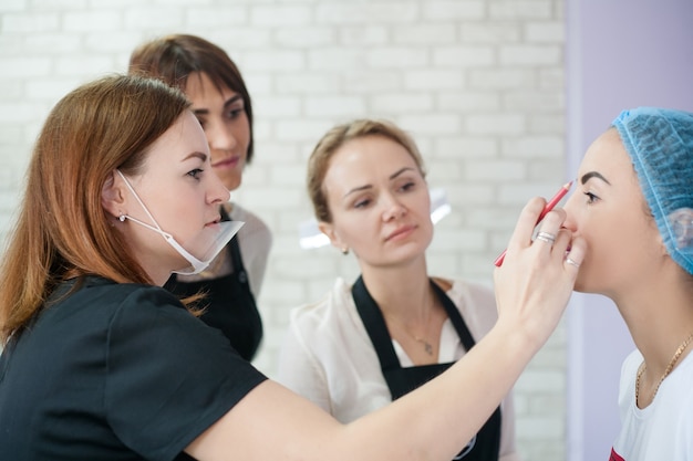 Sourcils décoratifs modernes de classe de cosmétologie