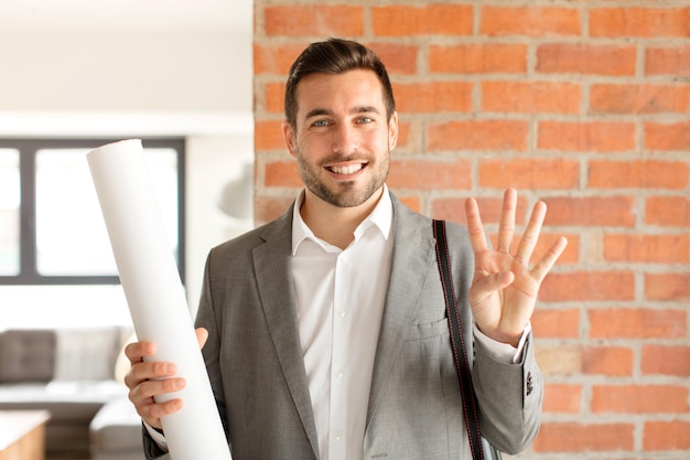 souriant et l'air amical, montrant le numéro quatre ou quatrième avec la main vers l'avant, compte à rebours