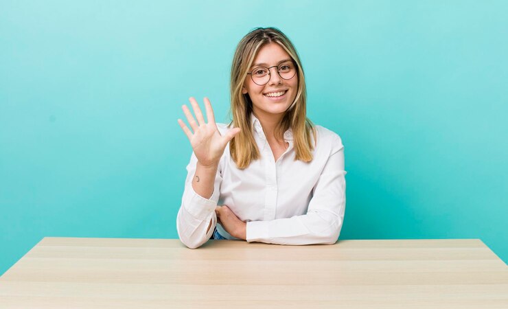 Photo souriant et amical montrant le numéro cinq