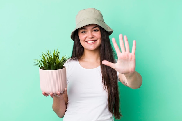 Souriant et amical montrant le numéro cinq