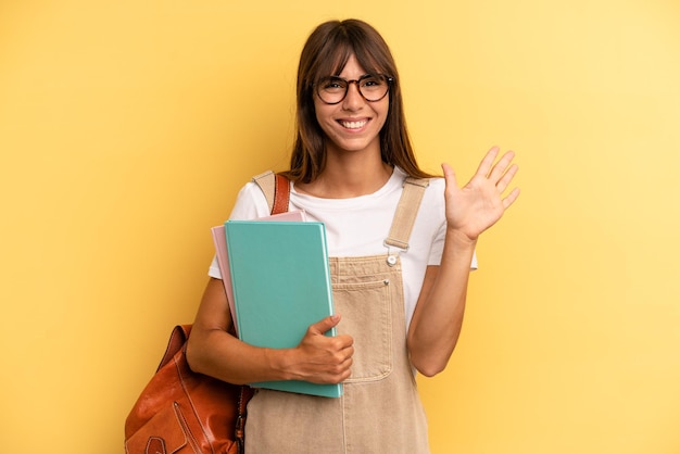 Souriant et amical montrant le numéro cinq