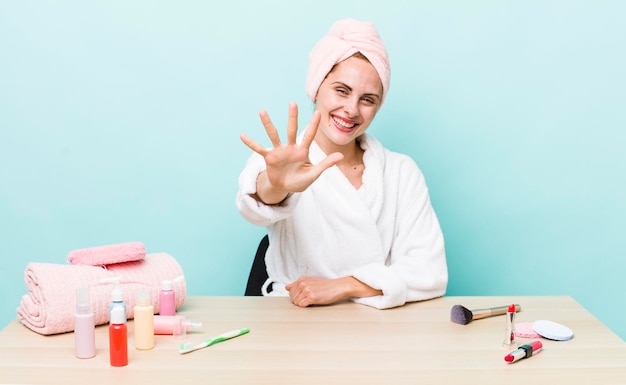 Photo souriant et amical montrant le numéro cinq