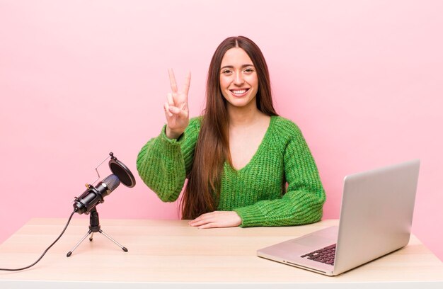 Souriant et amical montrant le numéro deux