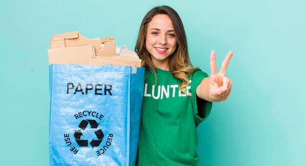 Photo souriant et amical montrant le numéro deux