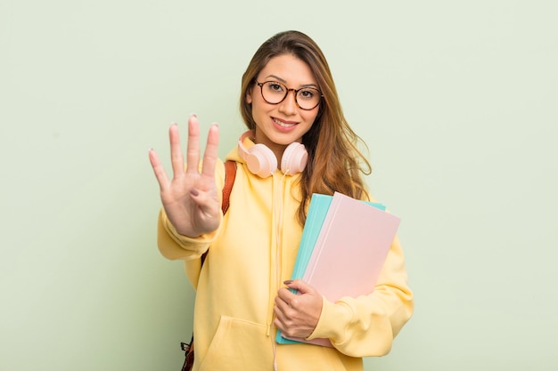 Souriant et amical montrant le numéro quatre