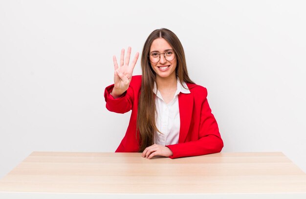 Souriant et amical montrant le numéro quatre