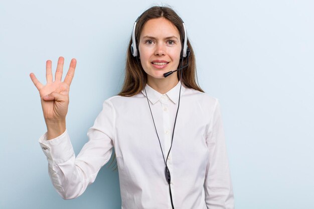 Souriant et amical montrant le numéro quatre