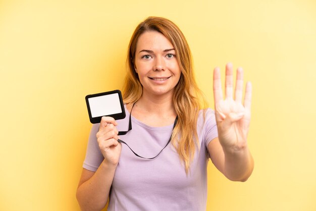 Souriant et amical montrant le numéro quatre