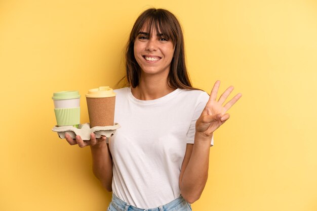 Souriant et amical montrant le numéro trois