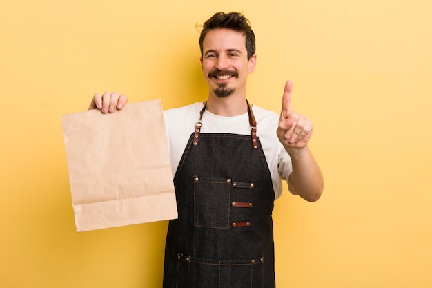 Souriant et amical montrant le numéro un