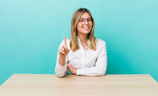 Souriant et amical montrant le numéro un