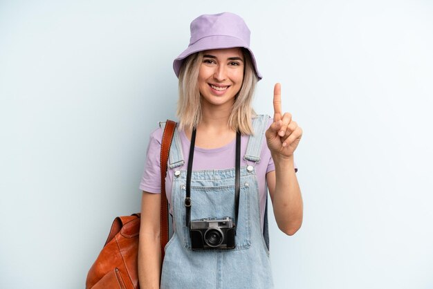 Souriant et amical montrant le numéro un