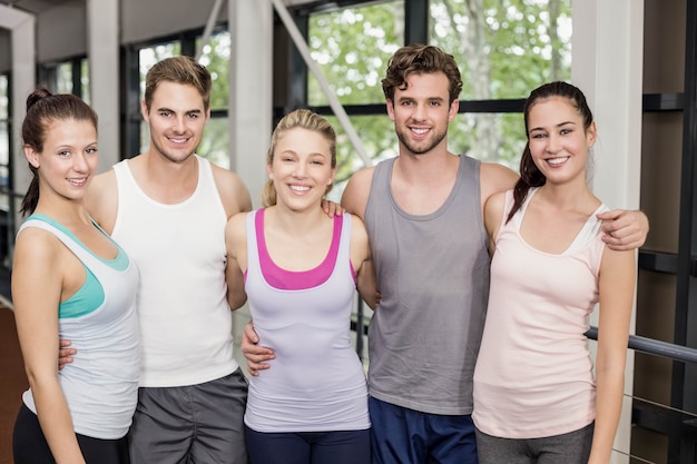 Souriant amis sportifs embrassant sur piste