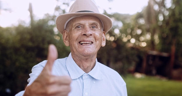 Souriant beau fermier latin masculin plus âgé Homme âgé à la ferme en journée d'été