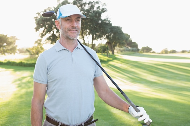 Souriant beau golfeur regardant vers l&#39;avant