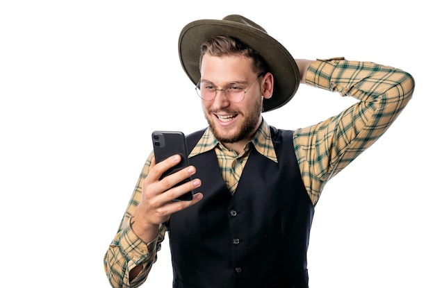 Souriant beau jeune homme au chapeau