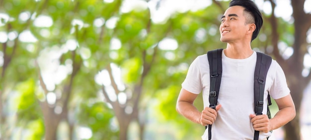 Souriant beau jeune homme regardant à côté