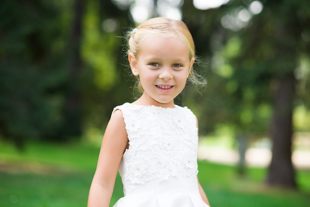 Souriant beau portrait d&#39;enfant