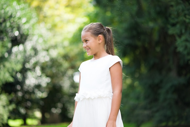 Souriant beau portrait d&#39;enfant