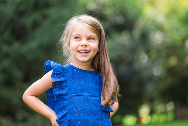 Souriant beau portrait d&#39;enfant