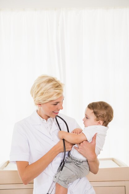 Souriant blonde médecin et enfant