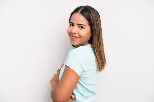 Souriant à la caméra avec les bras croisés et une expression latérale heureuse