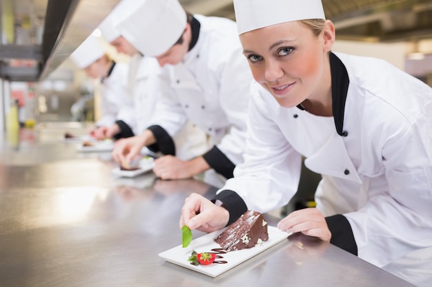 Souriant chef en levant de dessert