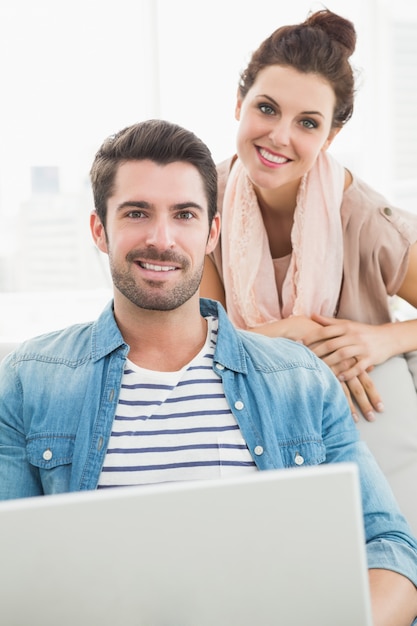 Souriant collègues en regardant la caméra