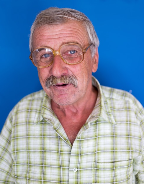 Souriant et confiant homme mûr avec moustache, rides et cheveux gris