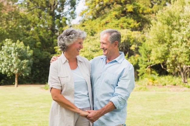 Souriant couple d&#39;âge mûr dans le parc