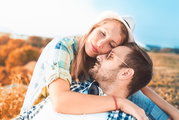 Souriant couple amoureux en plein air