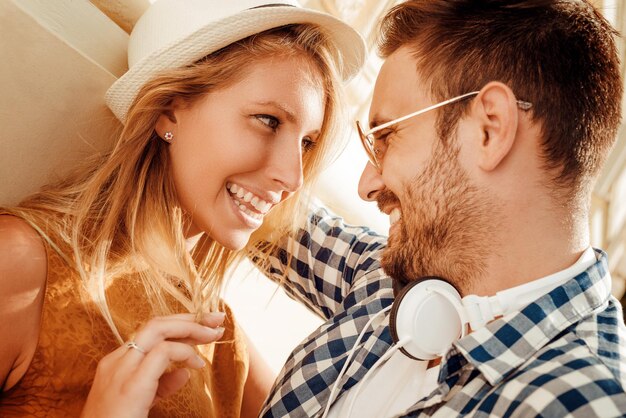 Souriant couple amoureux en plein air