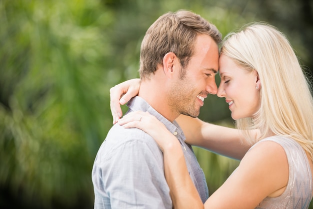 Souriant, couple, étreindre