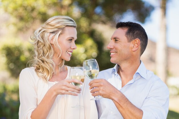 Souriant couple grillage et en regardant les uns les autres