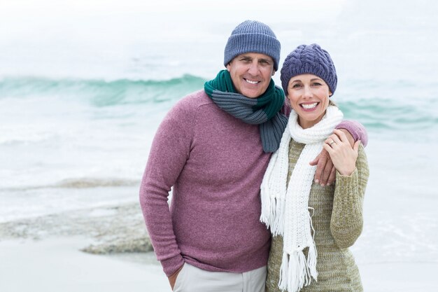 Souriant, couple heureux, étreindre les uns les autres