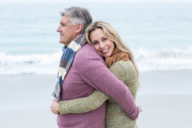 Souriant couple heureux s&#39;embrassant