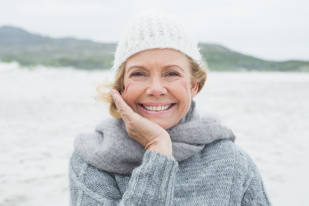 Souriant décontracté femme senior à la plage