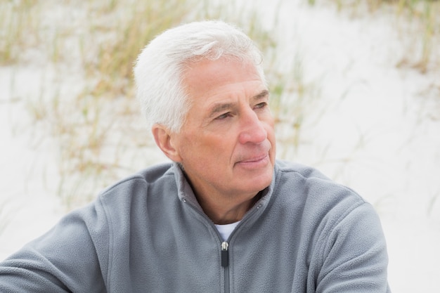 Souriant décontracté senior homme se détendre à la plage