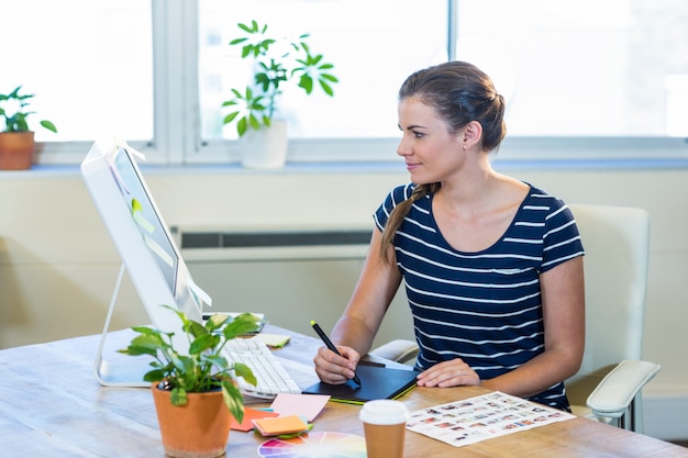 Souriant décontracté travaillant sur numériseur