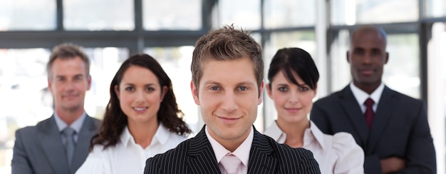 Photo souriant directeur d'entreprise menant son équipe