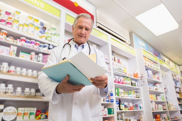 Souriant, docteur, lecture, prescription