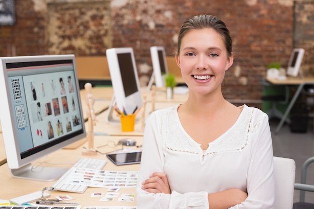 Souriant éditeur de photos féminines au bureau